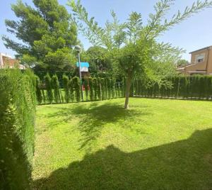 Casa con jardín privado, BBQ y piscina comunitaria