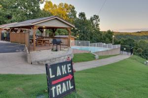 Family-Friendly Condo 1 Mi to Silver Dollar City!