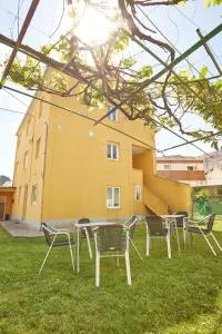 Casa con jardín al lado de la playa - Suegos