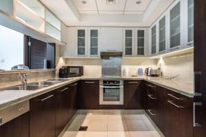 Stylish Upgraded 1 Bed Burj Khalifa Poolside View