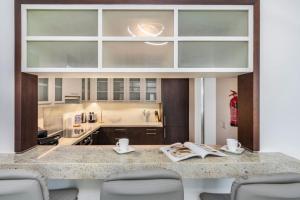 Stylish Upgraded 1 Bed Burj Khalifa Poolside View