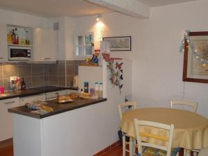 Maisons de vacances Mas avec 3 chambres, jardin, piscine, tennis et proche plage a La Croix-Valmer - FR-1-100-152 : photos des chambres