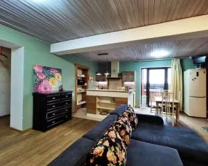 SCANDI уютный домик с камином и баней на семь человек в горах - Türgen