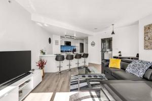 Central Luxury Apartment with Best City Views!