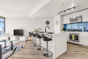 Central Luxury Apartment with Best City Views!