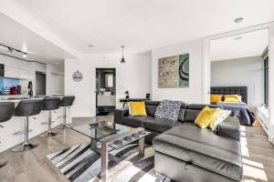 Central Luxury Apartment with Best City Views!