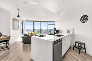 Central Luxury Apartment with Best City Views!