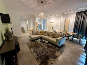 Queen’s Luxury Vila 111A