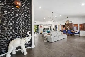 Entire Villa, North Miami Beach with pool on canal! - Highland Lakes