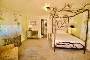 Superior Private Queen Room with Ensuite Bathroom room in Yosemite Bug Rustic Mountain Resort
