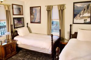 Standard Private Twin Room with Two Twin Beds - Private Bathroom room in Yosemite Bug Rustic Mountain Resort