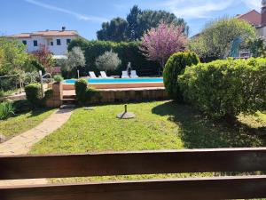 Poolside compact family cottage Bella