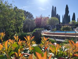 Poolside compact family cottage Bella