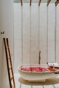 Serene Pool & Skylight Bathtub in Canggu, 5mins walk to the Beach