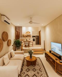 Serene Pool & Skylight Bathtub in Canggu, 5mins walk to the Beach