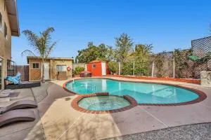 Colorful and Cozy Haven with Heated Pool - مارتينيز