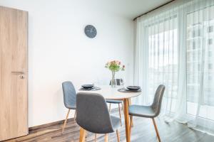 Balcony - Easy Parking - Comfy Home