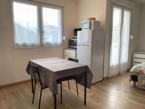 Studio rénové avec balcon, proche commerces, wifi et cellier privatif - Balaruc-les-Bains. - FR-1-553-13