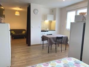 Studio rénové avec balcon, proche commerces, wifi et cellier privatif - Balaruc-les-Bains. - FR-1-553-13