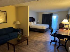 Large King Suite with Courtyard View - Non Smoking room in Quality Hotel Americana Nogales