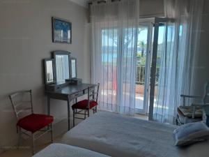 Appartement pieds dans le sable au Parc de Cavalaire - Climatisé - FR-1-100-248