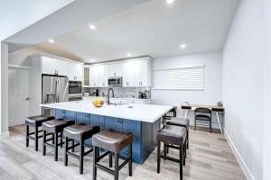 Walk to Beach Luxury 4BR & 4BA Villa Hollywood Lakes