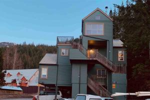 Ski nest 5m to Creekside Gondola