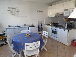 Appartements Appartement Cavalaire-sur-Mer, 2 pieces, 4 personnes - FR-1-100-259 : photos des chambres