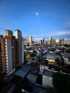 Apartamento Completo Business Comfort Home Office,Ar condicionado Quente e Frio, Estação de Trabalho, 7 min do Consulado Americano, WiFi 500MB