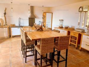 Villas Villa avec piscine, jacuzzi et vue mer a Cavalaire - FR-1-100-265 : photos des chambres