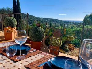 Villas Villa avec piscine, jacuzzi et vue mer a Cavalaire - FR-1-100-265 : photos des chambres