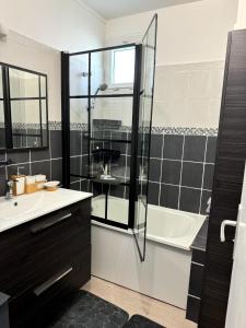 Sejours chez l'habitant Chambre privee ds Appartement Design et Confort refait a neuf PROCHE de PARIS, la DEFENSE et VERSAILLES : photos des chambres