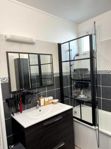 Sejours chez l'habitant Chambre privee ds Appartement Design et Confort refait a neuf PROCHE de PARIS, la DEFENSE et VERSAILLES : photos des chambres