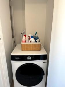 Sejours chez l'habitant Chambre privee ds Appartement Design et Confort refait a neuf PROCHE de PARIS, la DEFENSE et VERSAILLES : photos des chambres