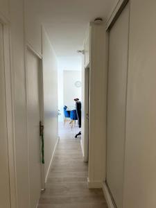 Sejours chez l'habitant Chambre privee ds Appartement Design et Confort refait a neuf PROCHE de PARIS, la DEFENSE et VERSAILLES : photos des chambres