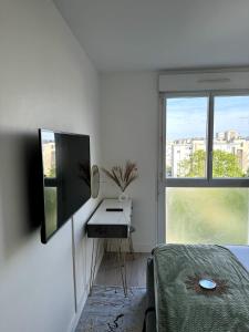 Sejours chez l'habitant Chambre privee ds Appartement Design et Confort refait a neuf PROCHE de PARIS, la DEFENSE et VERSAILLES : photos des chambres