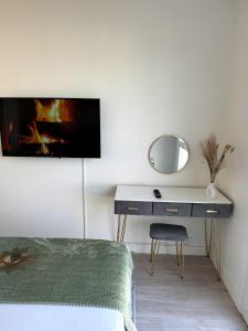 Sejours chez l'habitant Chambre privee ds Appartement Design et Confort refait a neuf PROCHE de PARIS, la DEFENSE et VERSAILLES : photos des chambres