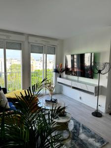 Sejours chez l'habitant Chambre privee ds Appartement Design et Confort refait a neuf PROCHE de PARIS, la DEFENSE et VERSAILLES : photos des chambres