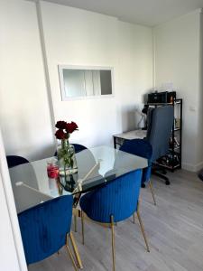 Sejours chez l'habitant Chambre privee ds Appartement Design et Confort refait a neuf PROCHE de PARIS, la DEFENSE et VERSAILLES : photos des chambres