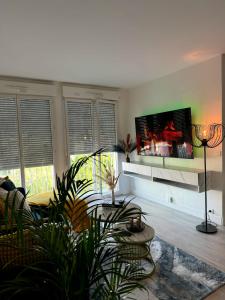 Sejours chez l'habitant Chambre privee ds Appartement Design et Confort refait a neuf PROCHE de PARIS, la DEFENSE et VERSAILLES : photos des chambres