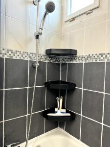 Sejours chez l'habitant Chambre privee ds Appartement Design et Confort refait a neuf PROCHE de PARIS, la DEFENSE et VERSAILLES : photos des chambres