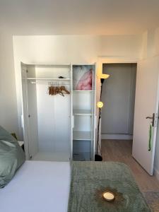 Sejours chez l'habitant Chambre privee ds Appartement Design et Confort refait a neuf PROCHE de PARIS, la DEFENSE et VERSAILLES : photos des chambres