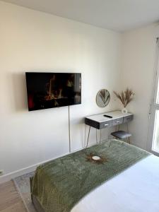 Sejours chez l'habitant Chambre privee ds Appartement Design et Confort refait a neuf PROCHE de PARIS, la DEFENSE et VERSAILLES : photos des chambres