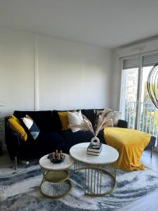 Sejours chez l'habitant Chambre privee ds Appartement Design et Confort refait a neuf PROCHE de PARIS, la DEFENSE et VERSAILLES : photos des chambres