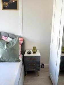 Sejours chez l'habitant Chambre privee ds Appartement Design et Confort refait a neuf PROCHE de PARIS, la DEFENSE et VERSAILLES : photos des chambres