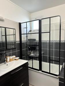 Sejours chez l'habitant Chambre privee ds Appartement Design et Confort refait a neuf PROCHE de PARIS, la DEFENSE et VERSAILLES : photos des chambres