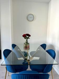 Sejours chez l'habitant Chambre privee ds Appartement Design et Confort refait a neuf PROCHE de PARIS, la DEFENSE et VERSAILLES : photos des chambres