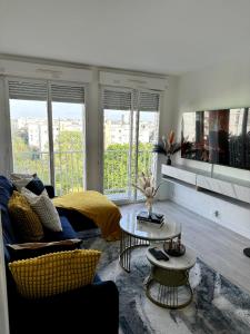 Sejours chez l'habitant Chambre privee ds Appartement Design et Confort refait a neuf PROCHE de PARIS, la DEFENSE et VERSAILLES : Appartement 1 Chambre