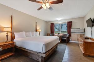Standard King Room 01 room in Murphy's Resort