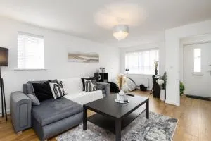 Spacious Luxury House In Canterbury with Free Parking & Garden - Sleeps 7 - Sturry